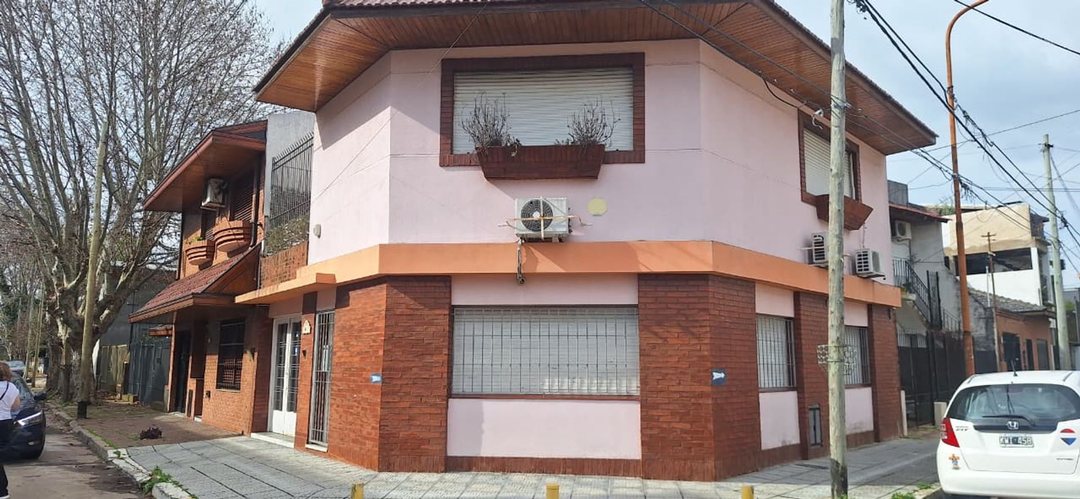 VENTA CASA 3 AMBIENTES C/COCHERA BERNAL ESTE