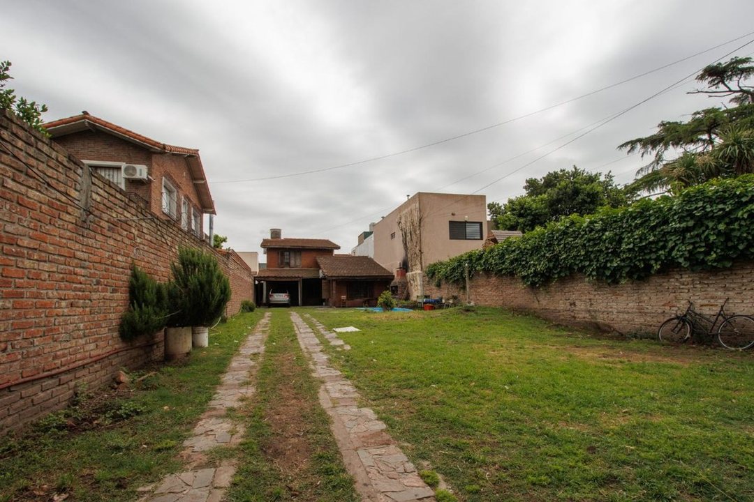 VENTA CASA 4 AMB. PILETA-JARDIN-COCHERA