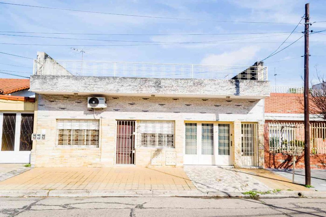 VENTA DE CASA DE 5 AMB CON COCHERA JARDIN Y PILETA