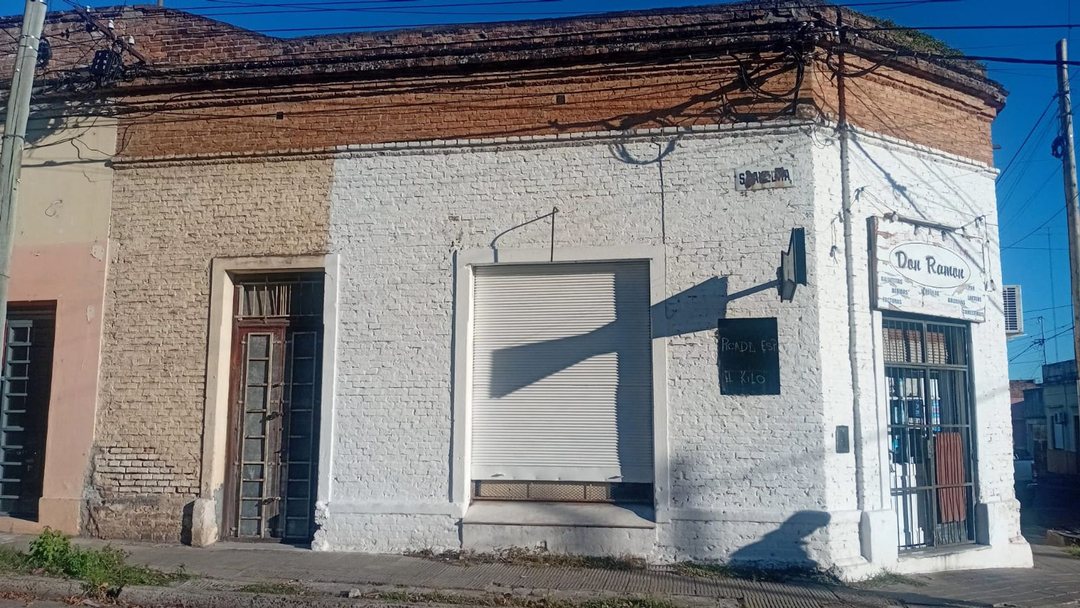 Esquina con local y terreno de 250m en Concordia