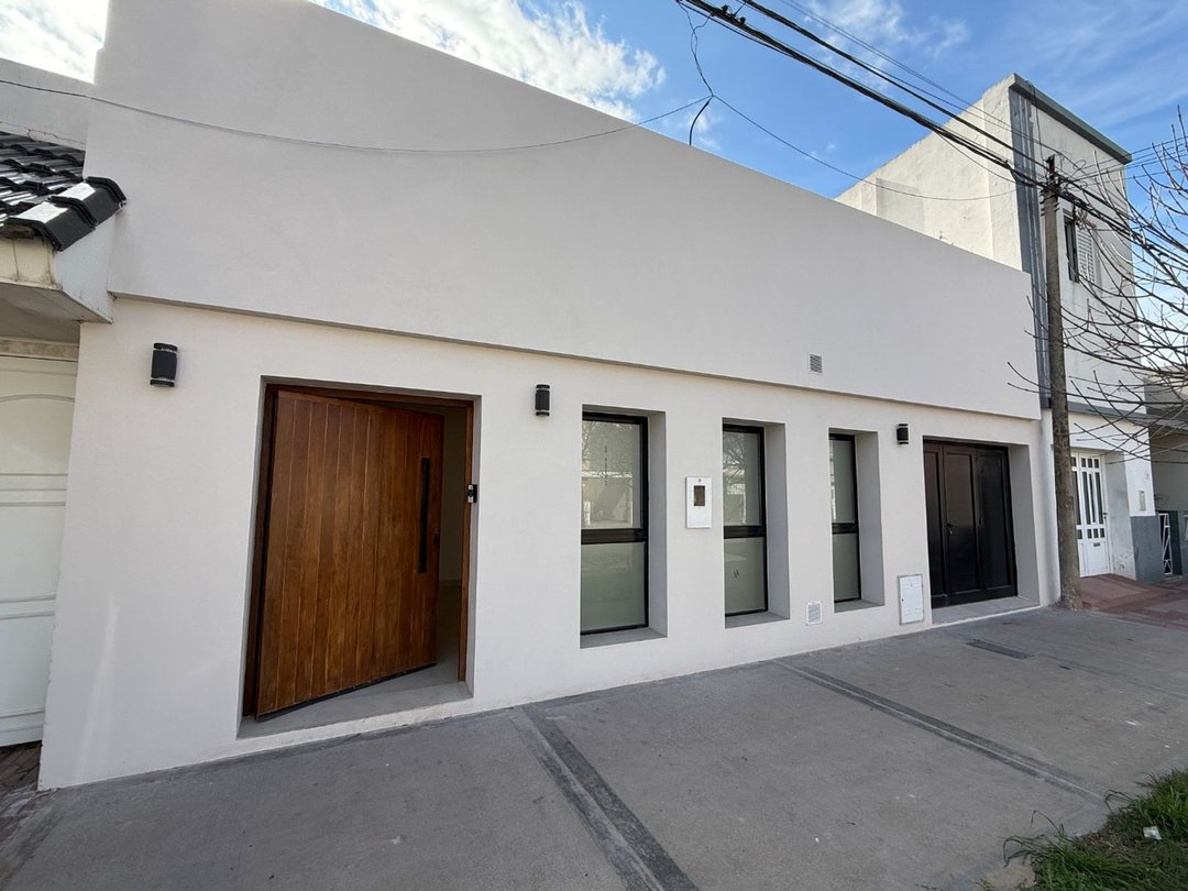 VENDE/CASA CENTRO/SERVICIOS/NUEVA/RAFAELA