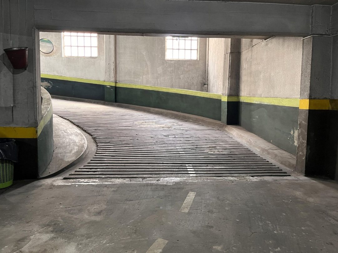 Venta cochera fija y cubierta en Barrio Norte