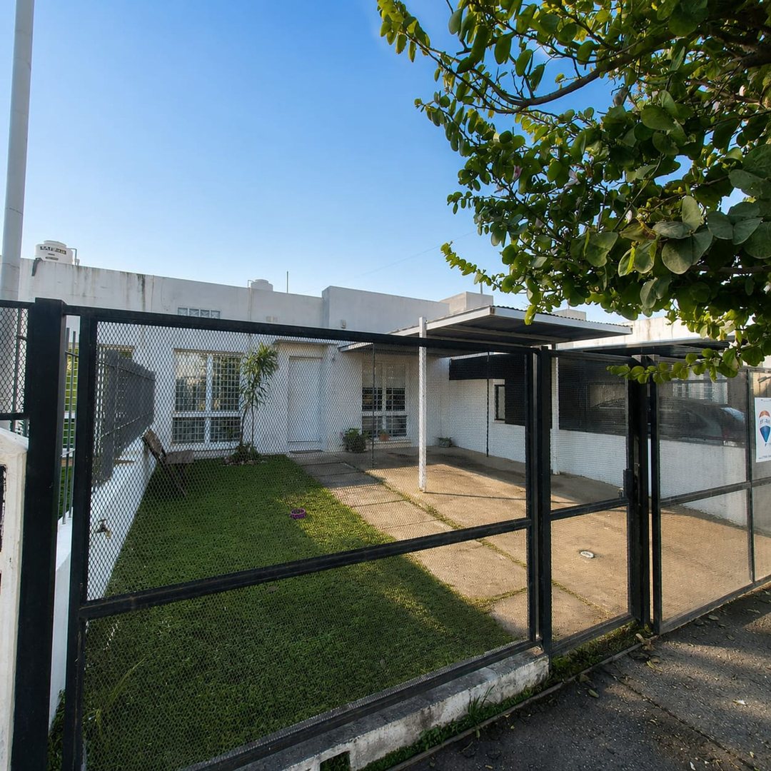Vende casa 2 dorm. b° Universitario de Horizonte 1
