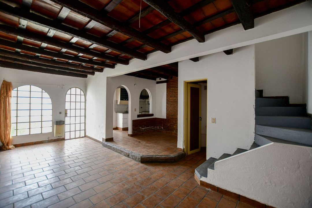 CASA EN VENTA EN 42 e/16 y 17 4 dormitorios y coch