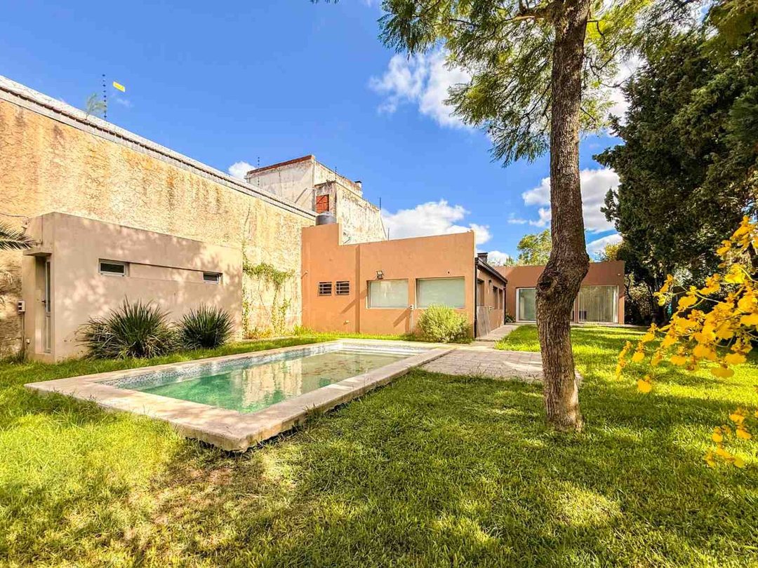 VENTA CASA EN CITY BELL 3 DORMITORIOS PISCINA