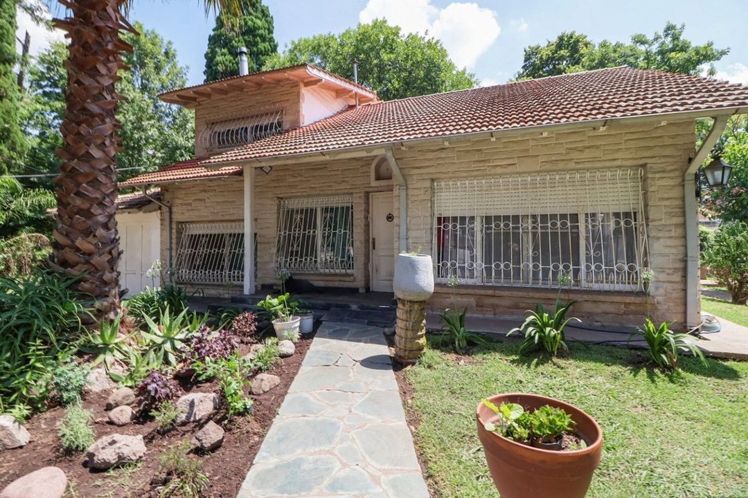 CASA EN VENTA SOBRE LOTE DE 1640 m² APTO CREDITO