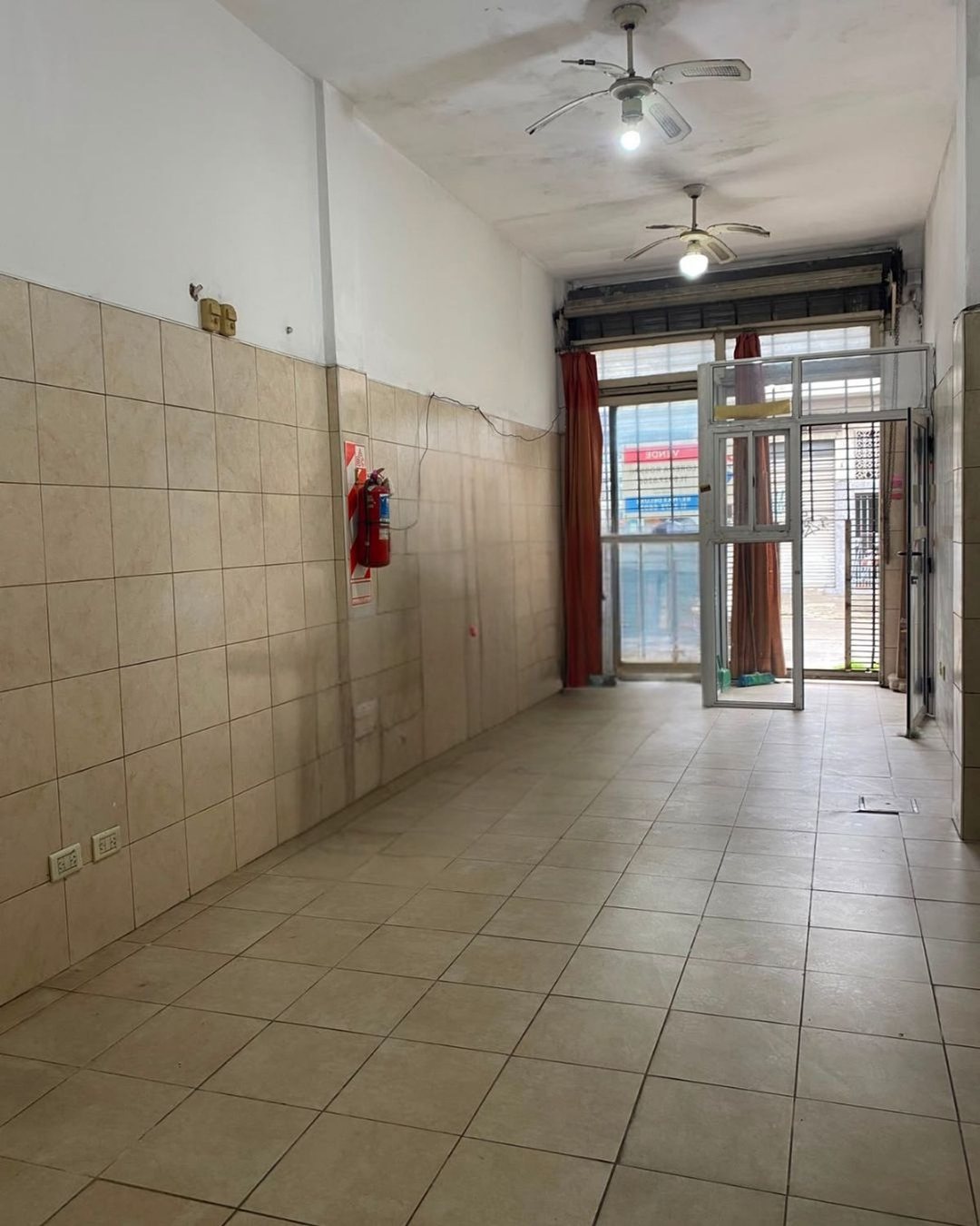EN VENTA LOCAL COMERCIAL TABLADA