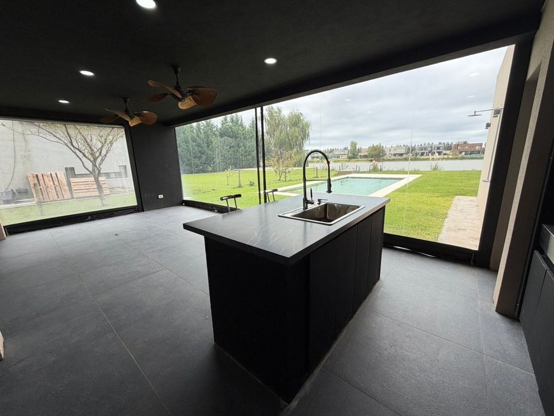 Venta Casa 4 ambientes al lago Country Santa Rita