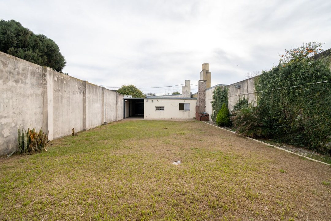 VENTA CASA 2 DORMITORIOS, COCHERA PASANTE Y PATIO
