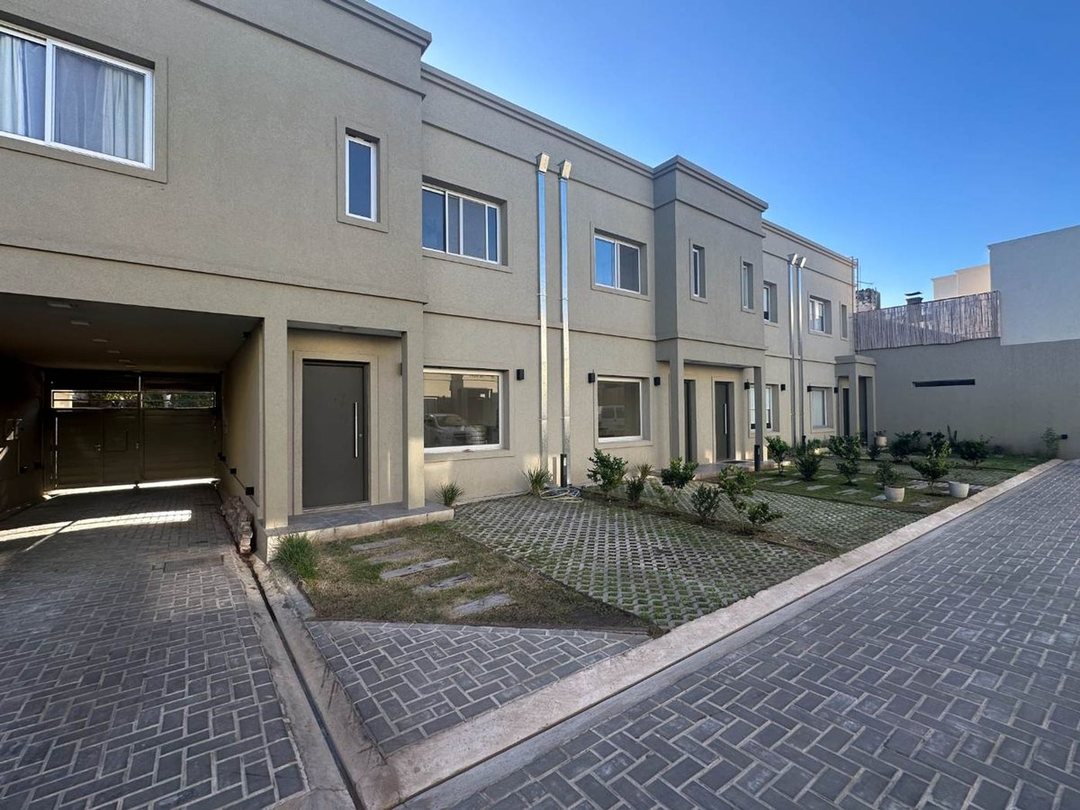 VENTA CASA 4 AMBIENTES HURLINGHAM BARRIO CERRADO