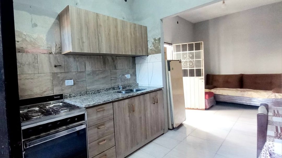 VENTA CASA 2 ambientes en Caseros con cochera