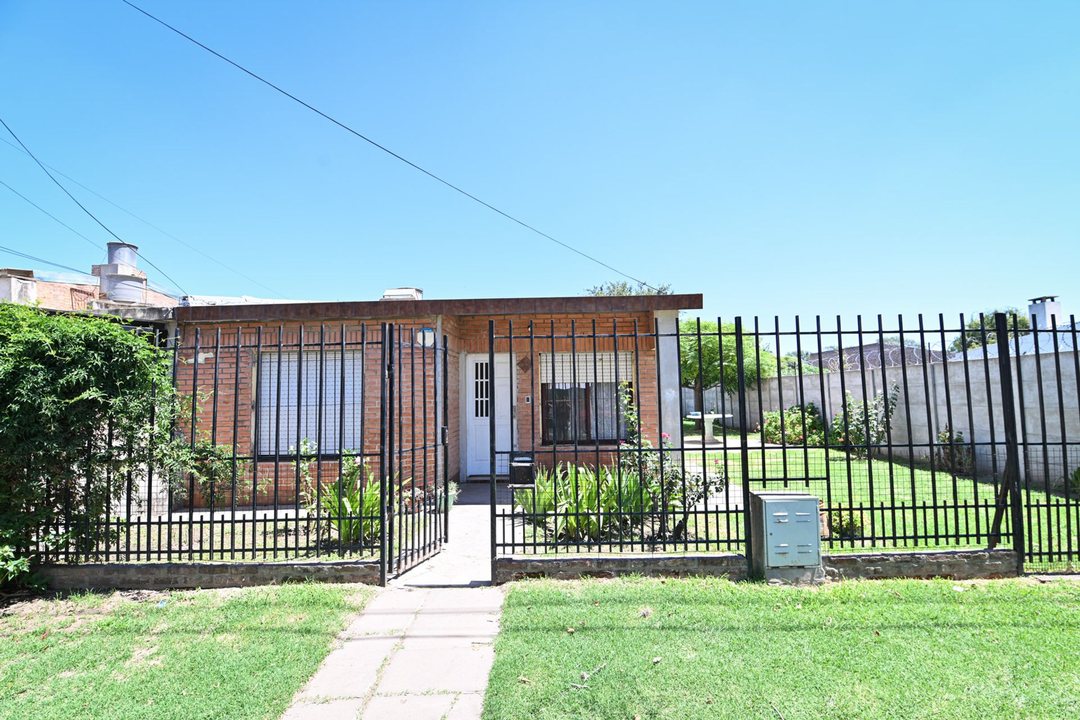 Venta casa de 2 dormitorios con gran patio