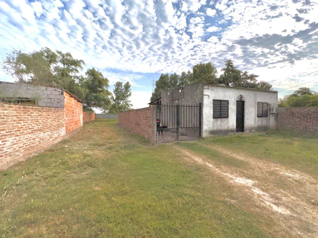 SE VENDE CASA CON GRAN TERRENO- B° LAS MERCEDES