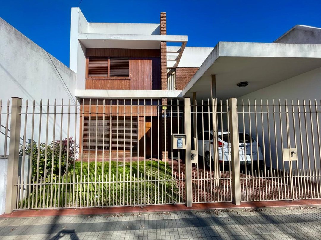 CASA EN VENTA DE 3 DORMITORIOS Y PARQUE - LA PLATA
