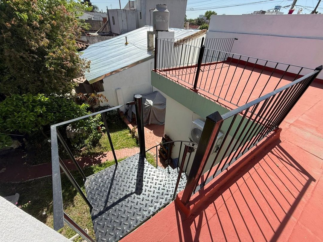 VENTA CASA 4 AMB. RAMOS MEJÍA CON JARDÍN Y TERRAZA