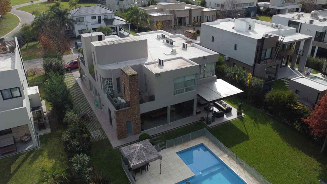 VENTA CASA 8 AMBIENTES VALVEDEZ BARRIO PRIVADO