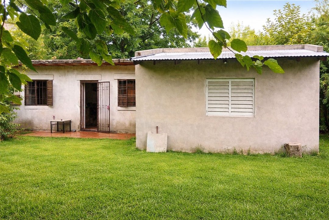 VENTA CASA CON AMPLIO LOTE EN GRAL RODRIGUEZ