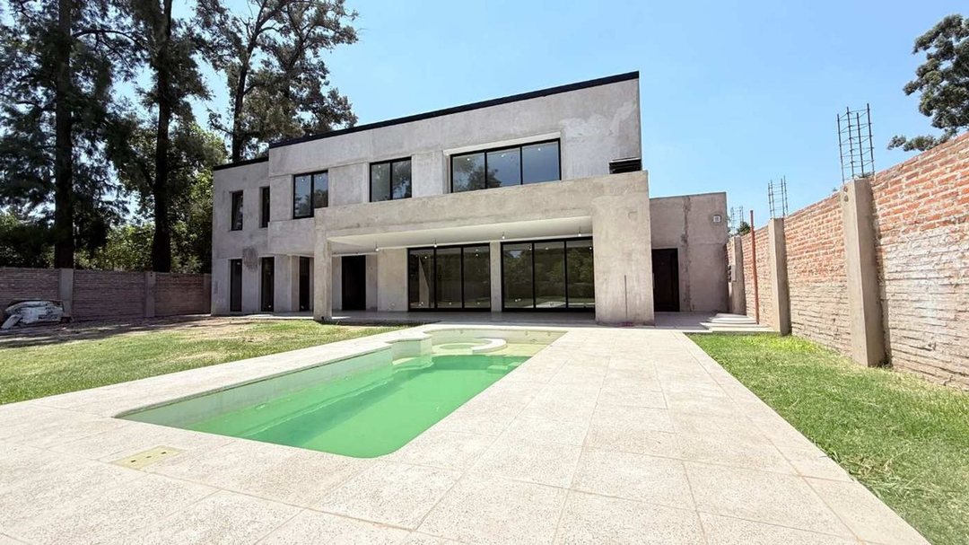 CASA EN VENTA LA REJA 4 HABITACIONES PILETA