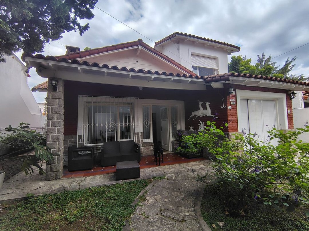 IMPORTANTE CASA EN CIUDADELA SALIDA A 2 CALLES