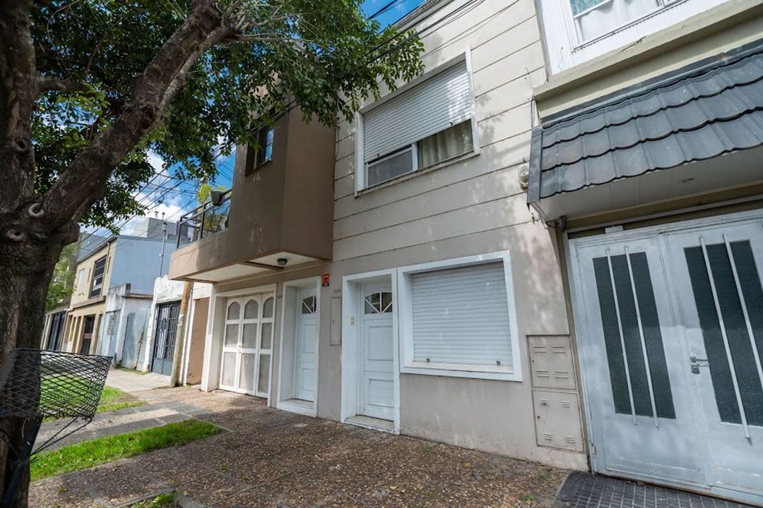PH AL FRENTE - 2 DORM, COCH Y PATIO - SGTO CABRAL.