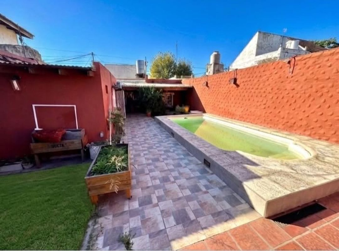 CASA 5 AMB EN VENTA CON PILETA LOMAS DE ZAMORA