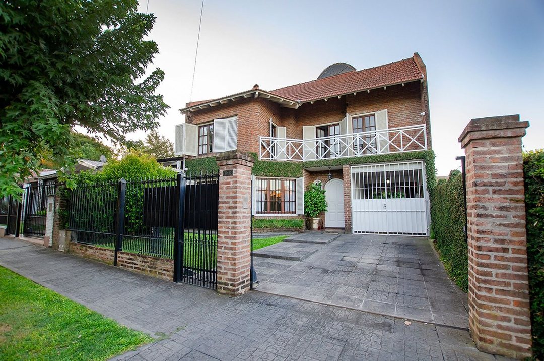 CASA EN VENTA MONTE GRANDE 5 AMBIENTES CON PISCINA