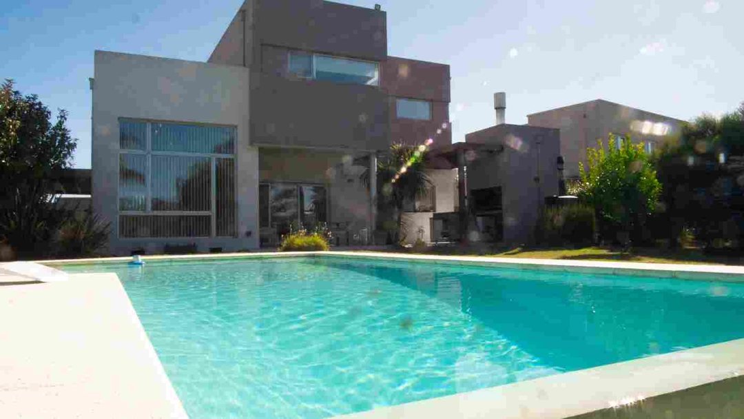 VENTA CASA CON PILETA EN EL CANTON NORTE ESCOBAR