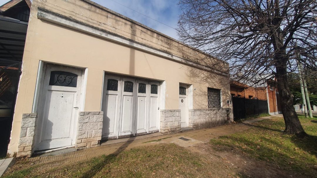 Casa en Venta en Ituzaingó a reciclar / Jardín