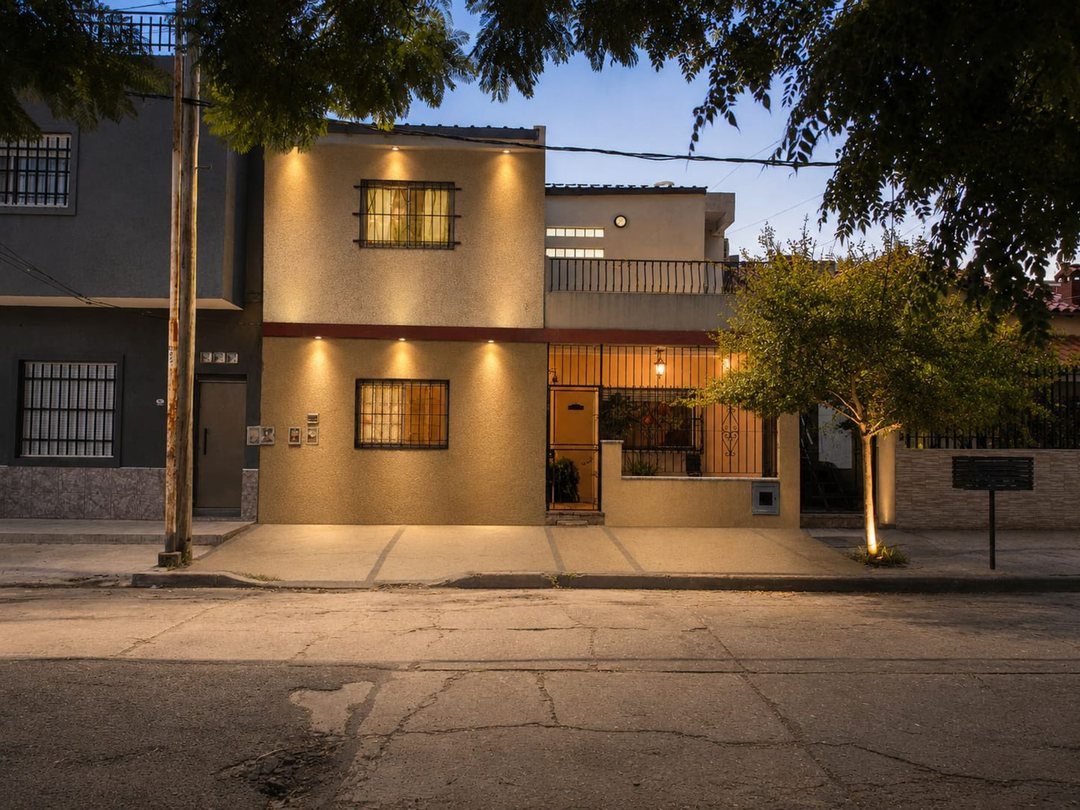 VENTA CASA 5 AMBIENTES CON JARDIN ALDO BONZI