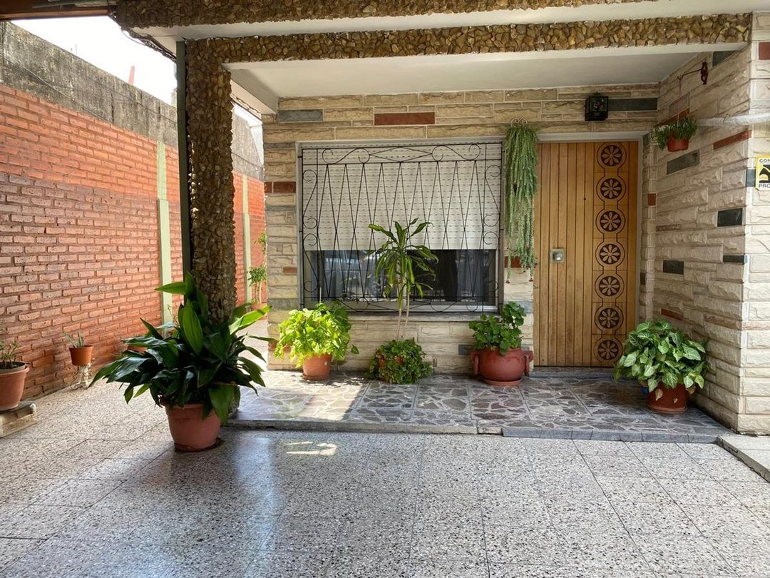 CASA EN VENTA EN VILLA BALLESTER 4 AMBIENTES