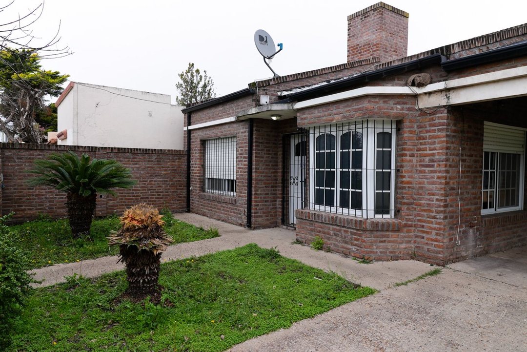 Casa 2 dormitorios, cochera y amplio jardín Crespo