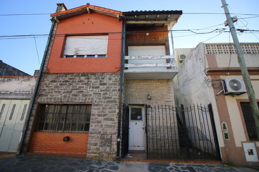 CASA 4 AMBIENTES BANFIELD - A RECICLAR OPORTUNIDAD