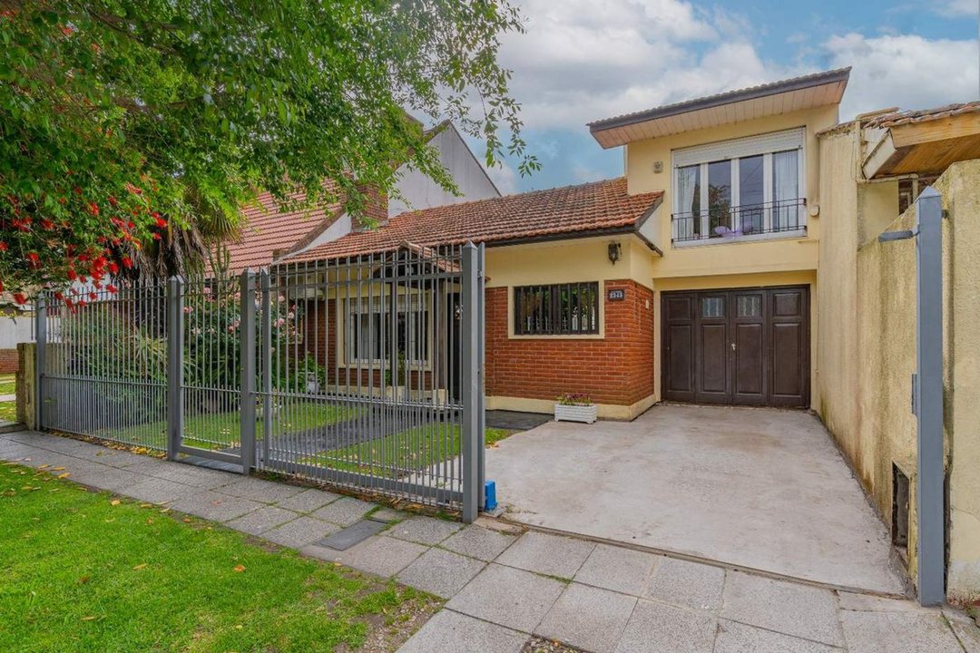 VENTA CASA 5 AMBIENTES PUNTA MOGOTES GRAN JARDIN