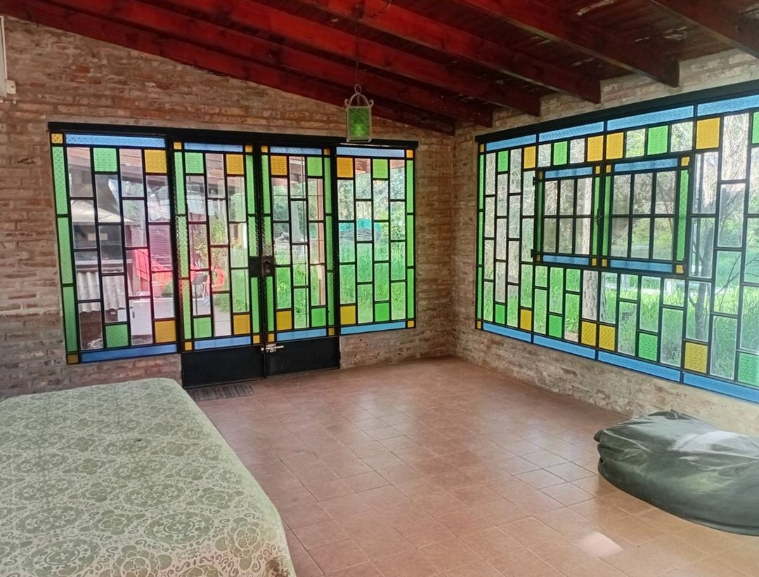 CASA EN VENTA CON PILETA Y AMPLIO TERRENO MORENO