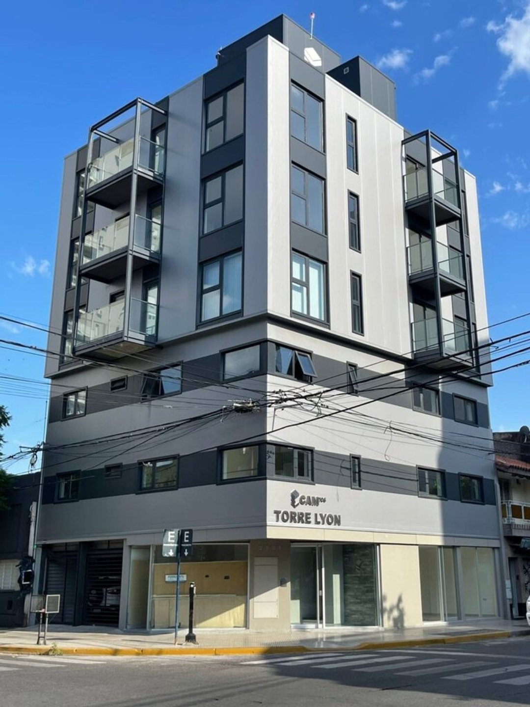 EN VENTA LOCAL COMERCIAL EN MACROCRENTRO