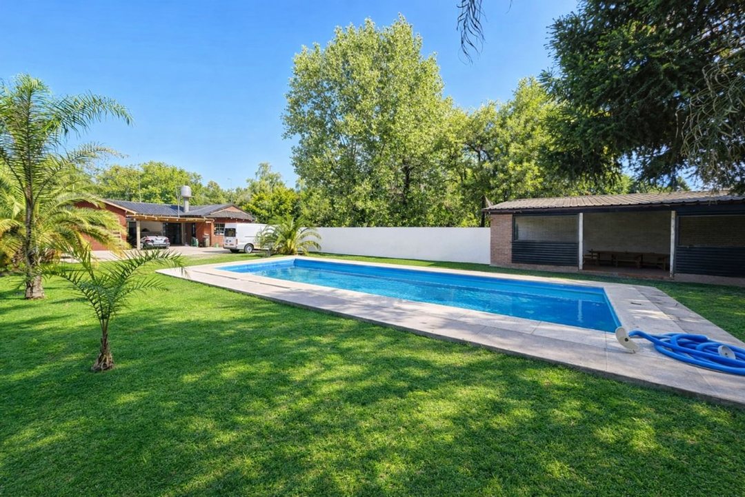 VENTA CASA 3 AMBIENTES LA REJA. PILETA Y QUINCHO