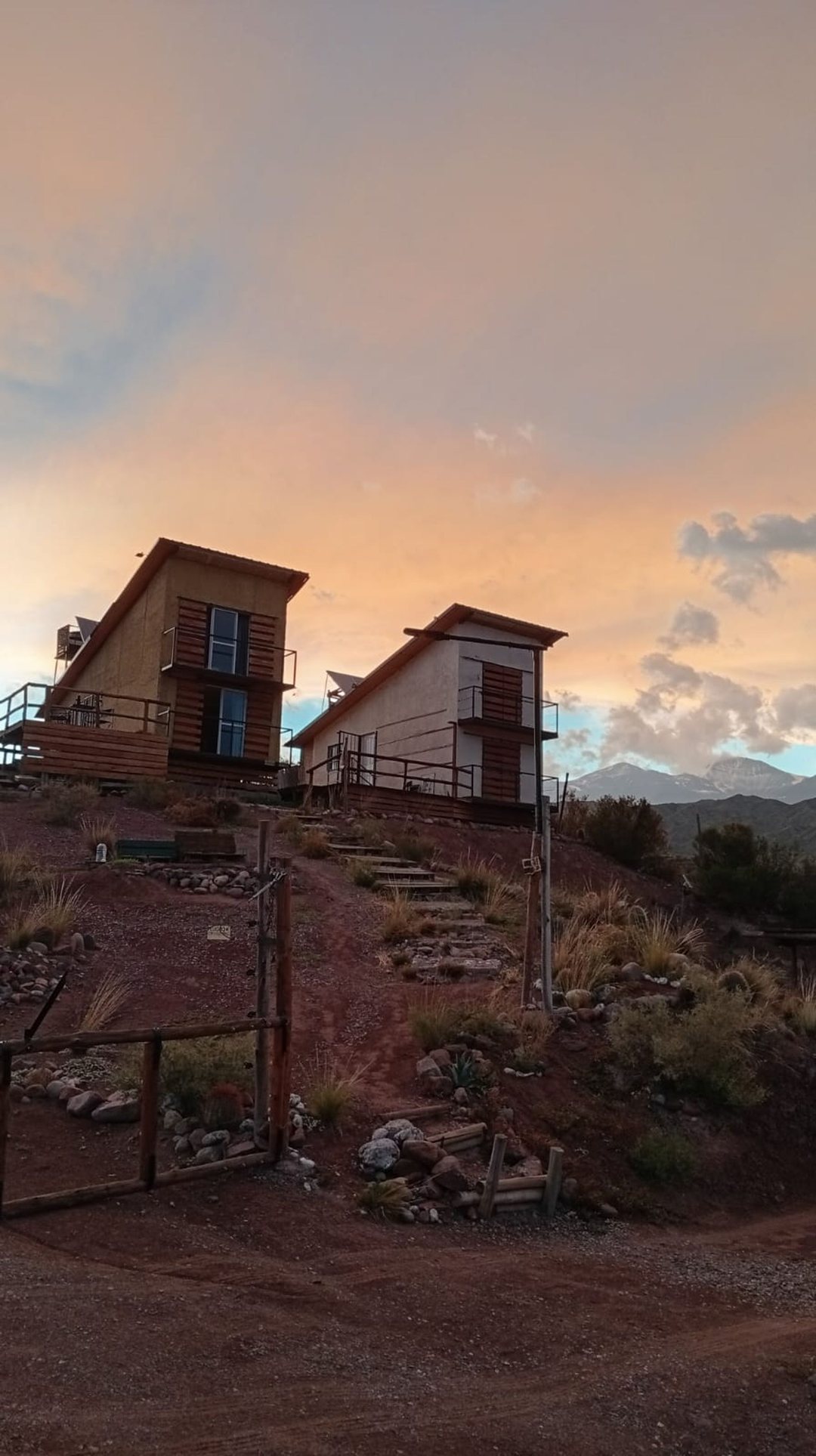 2 Cabañas con vista al dique Potrerillos y Montaña