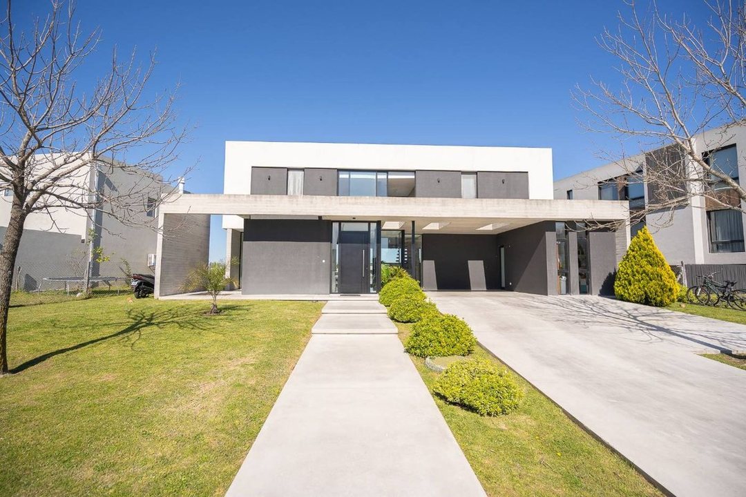 VENTA CASA DE 7 AMBIENTES EN EL CANTON B. PUERTO