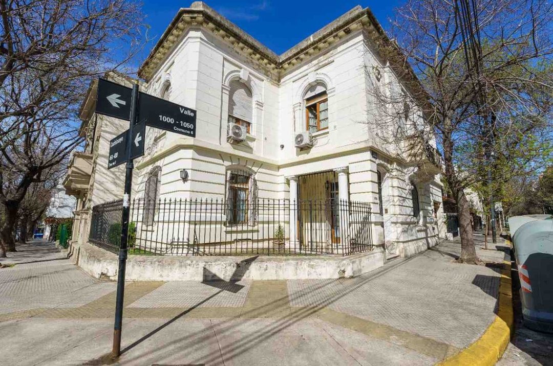 Casa 9 ambientes con Cochera