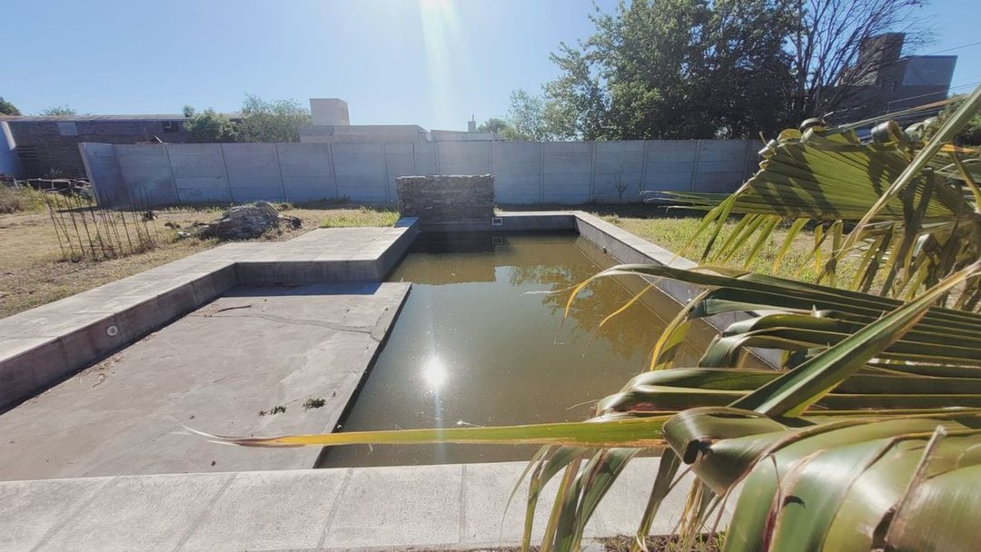 VENTA 3 LOTES 746,7m2 PILETA Y MEJORAS - ROLDAN