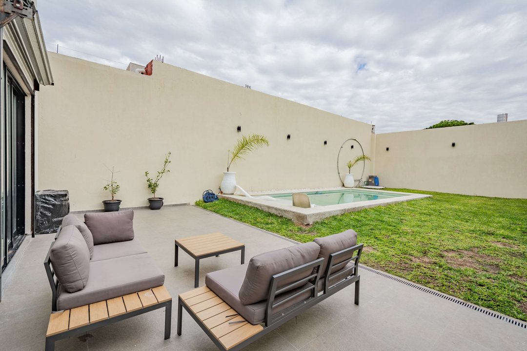 VENTA CASA 5 AMB A ESTRENAR C/PILETA - ALDO BONZI