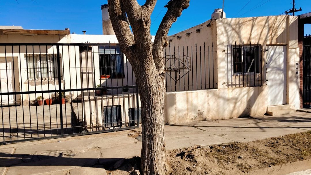 Casa mas depto. B° Roque Saenz Peña, Santa Lucia