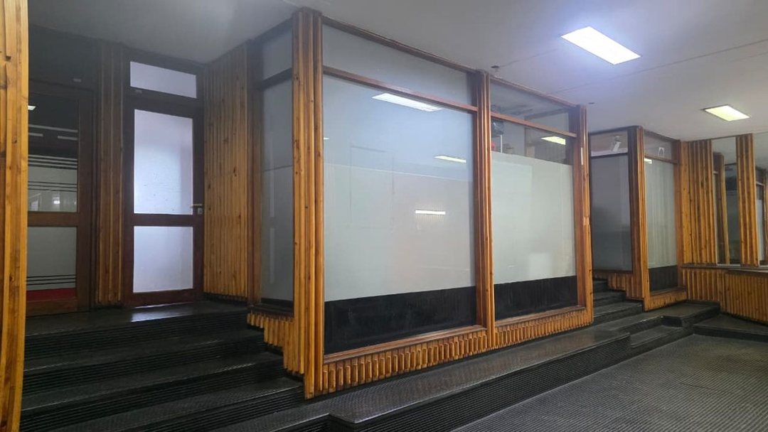 OFICINA galería Austral con VENTANAL A MITRE