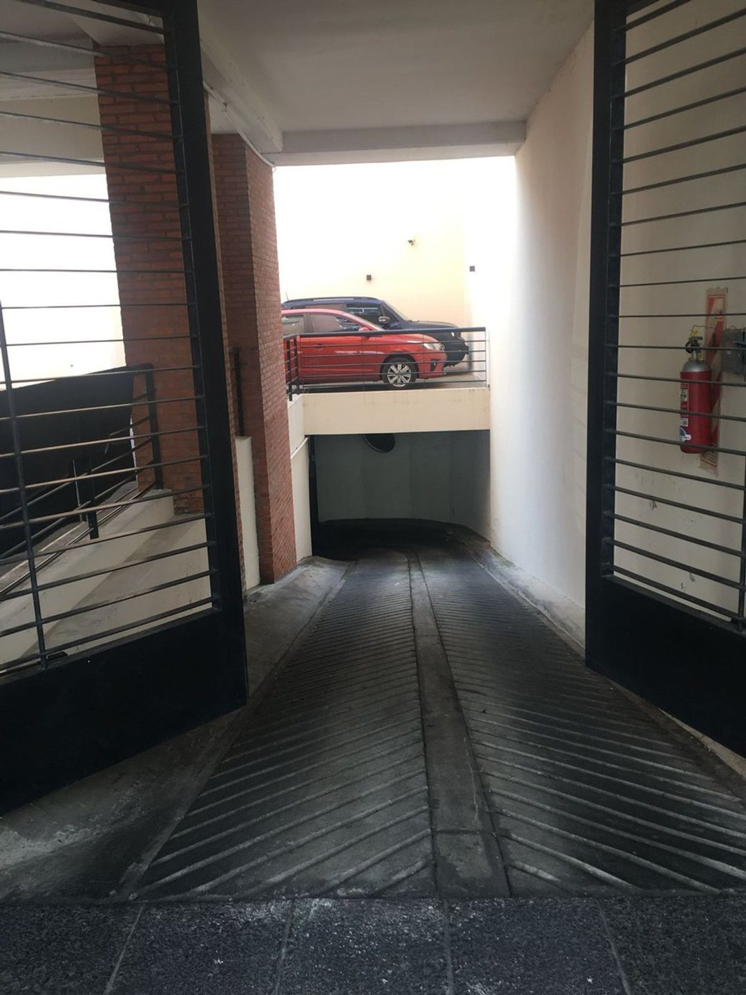 VENTA Cochera fija cubierta + baulera. Palermo