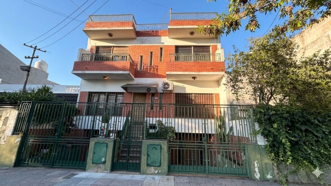 AMPLIO PH EN LANUS OESTE CON TERRAZA