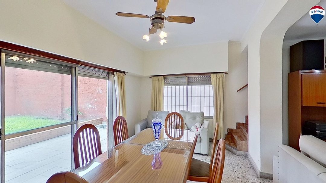 VENTA CASA 4 AMBIENTES CON JARDIN COCHERA SARANDI
