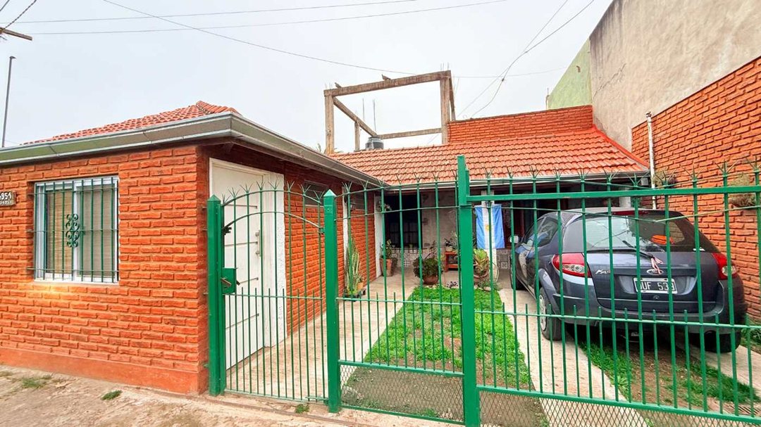 CASA VENTA BERAZATEGUI CON MONOMABIENTE AL FRENTE