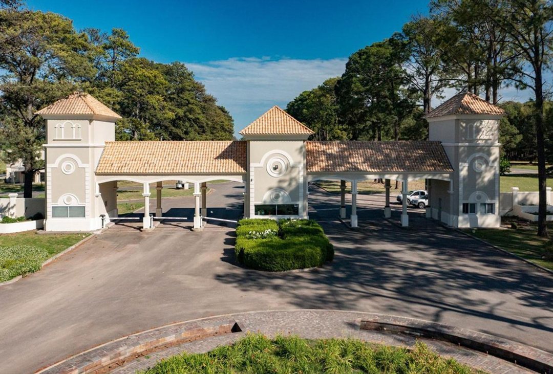 Lote de 2.762 m² en Pinares Country Club Capilla
