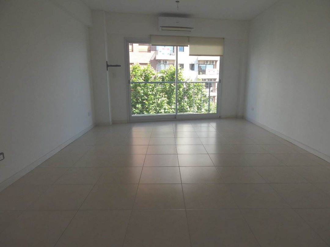 Monoambiente con balcón  en alquiler en Caballito