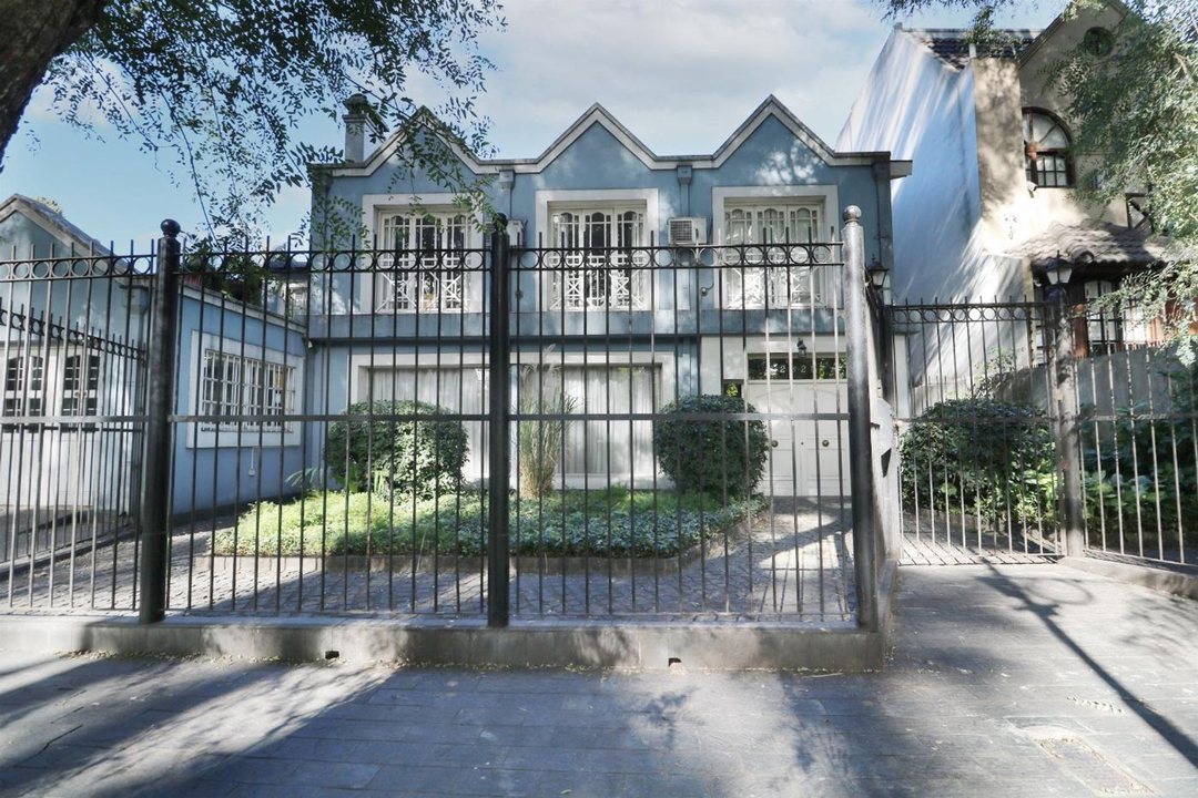 CASA SOBRE AV. TIPAS CIUDAD JARDIN-ACEPTA PERMUTA